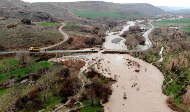 Şiddetli yağış köprüyü yıktı, arazileri su altında bıraktı