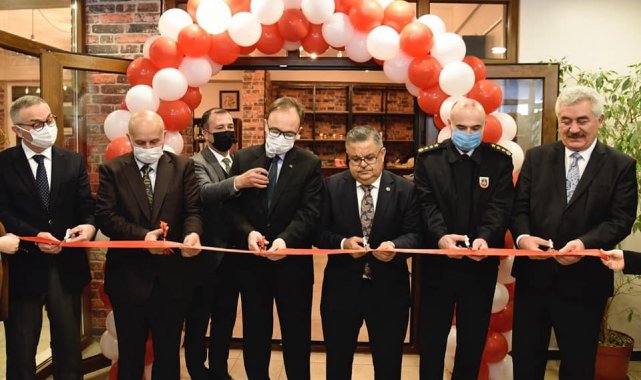 Sıfır atık ve geri dönüşüm temasından esinlenerek oluşturulan 'Kitap Kafe' hizmete açıldı