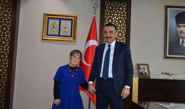 Siirt Valisi Hacıbektaşoğlu, down sendromlu Şeyma Şen ve ailesi ile görüştü