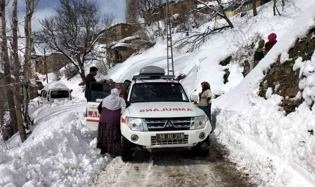 Siirt'te kar ve tipi nedeniyle 80 yaşındaki hasta 4 saat sonra hastaneye ulaştırıldı