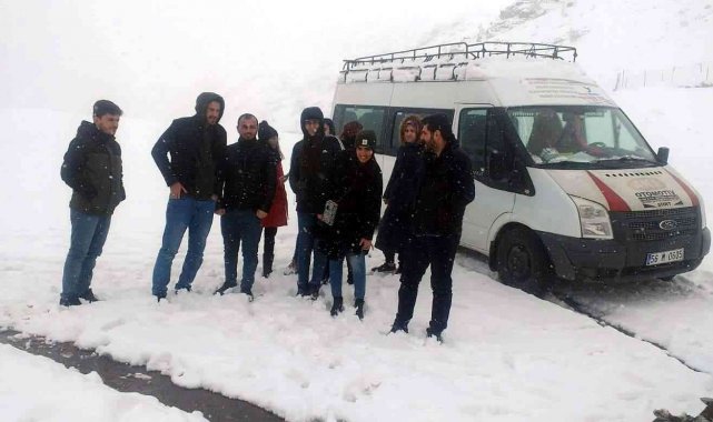 Siirt'te karda mahsur kalan 10 öğretmen kurtarıldı