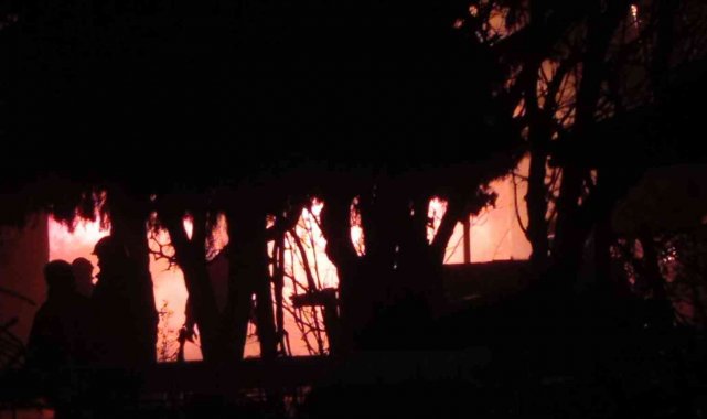 Silivri'de restoran olarak kullanılan iş yeri kül oldu
