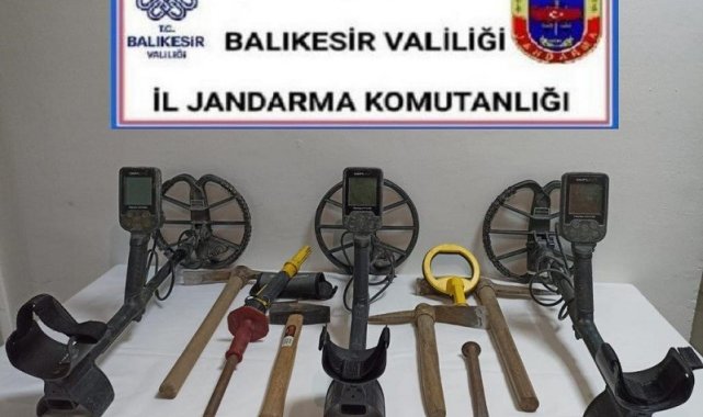 Sındırgı'da kaçak kazı yapan 3 kişi gözaltına alındı