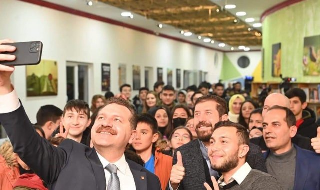 Sındırgı'da öğrencilerin konuğu Yücel Yılmaz oldu