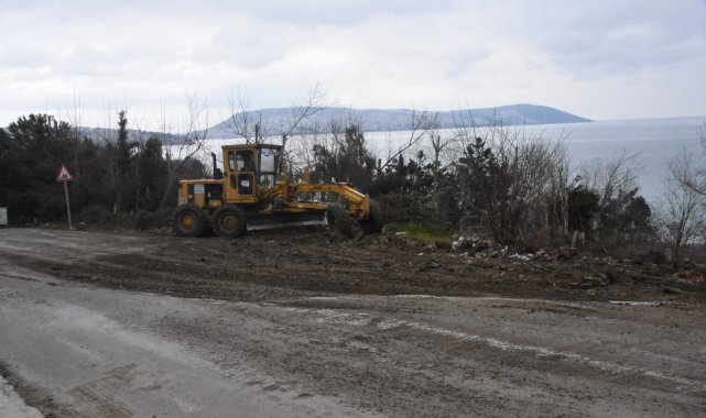 Sinop'ta heyelan nedeniyle çöken yol belediye ekiplerince onarıldı