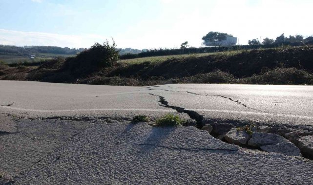 Sinop&#039;ta heyelan nedeniyle yolda çökme oluştu