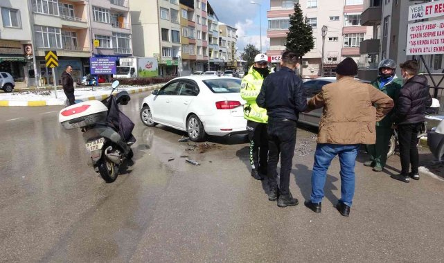 Sinop&#039;ta otomobille çarpışan motosiklet sürücüsü yaralandı