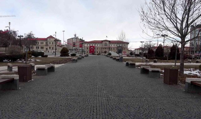 Sivas buz tuttu caddeler boş kaldı