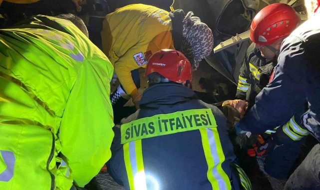 Sivas'ta otomobil devrildi, sürücüyü itfaiye kurtardı