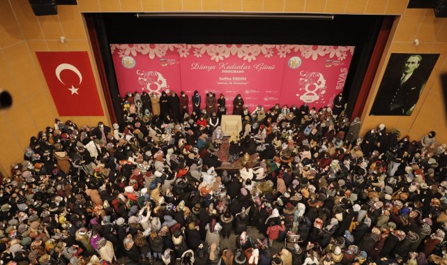 Sivaslı kadınlar Saliha Erdim&#039;e yoğun ilgi gösterdi
