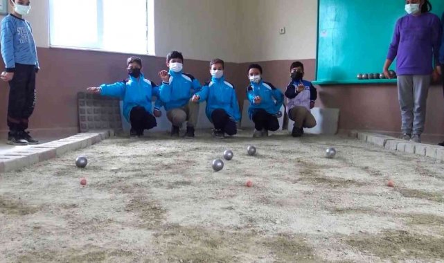 Soba üzerinde topları ısıtıp dağ köyünde bocce oynuyorlar
