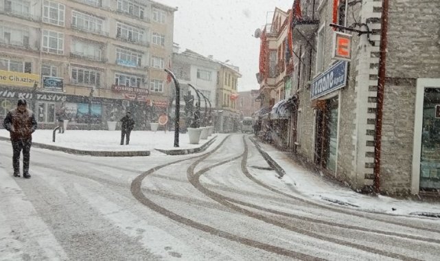Soğuk hava ve kar yağışı bu ilçede hayatı felç etti