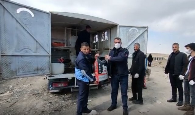 Sokak hayvanları için mama ve su bırakıldı