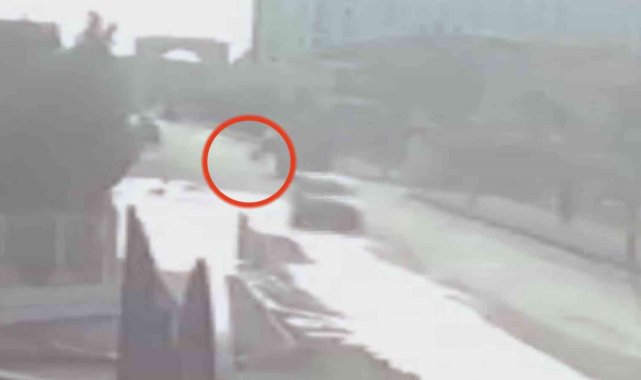 Sokak köpeklerinin kovaladığı kız çocuğu kamyonun altında kaldı