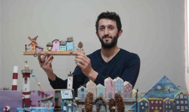 Sokaktan topladığı tahta parçalarını sanat eserine dönüştürüyor