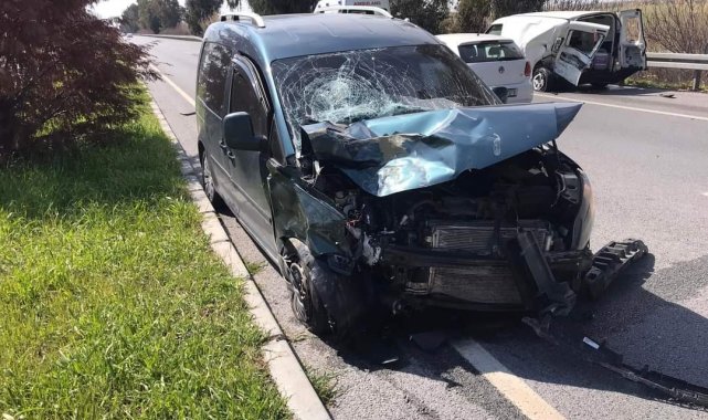 Söke'de yol kenarında duran araca çarptı: 2 yaralı