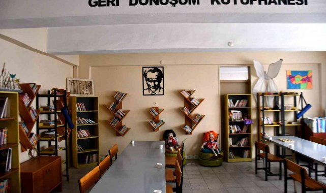 Söke'deki okul kütüphanesinin tüm malzemeleri geri dönüşümden