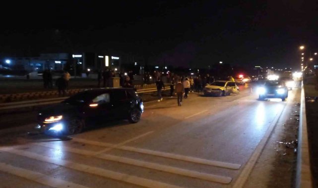 Sollarken 2 araca çarptı: 2 yaralı