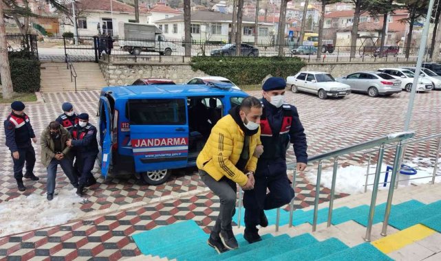 Su motorunu parçalayıp araca yüklerken suçüstü yakalandılar