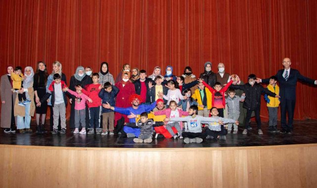 SÜ'de özel öğrenciler için tiyatro oyunu sahnelendi