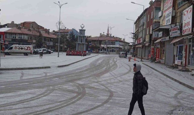 Şuhut'ta mart ayının son haftası yağan kar şaşkınlığa neden oldu