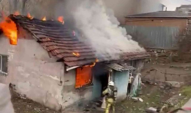 Sultanbeyli'de gecekondu alevlere teslim oldu