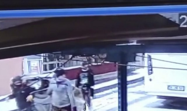 Sultanbeyli'de kar yağışına rağmen kapı önünde ne buldularsa çaldılar