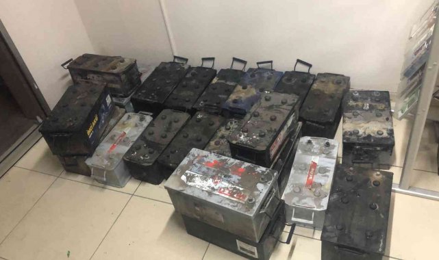 Sultanbeyli&#039;de park halindeki araçlara dadanan &#039;akü hırsızları&#039;na operasyon