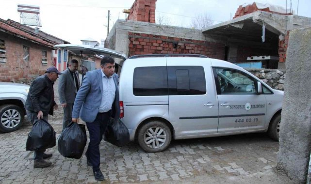 Sungurlu Belediyesi'nden Esme köyüne gıda yardımı