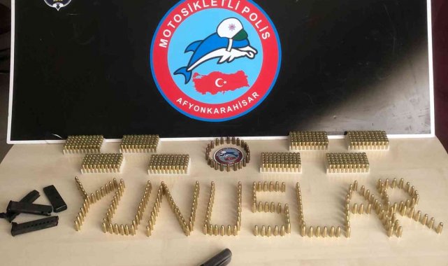 Şüphe üzerine durdurulan araçta ruhsatsız silah ve 623 adet mermi ele geçirildi