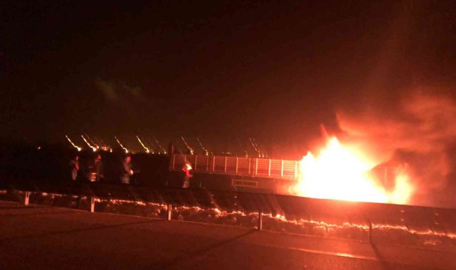 Suriye'ye mermer taşıyan tır lastikleri alev alınca yolda kaldı