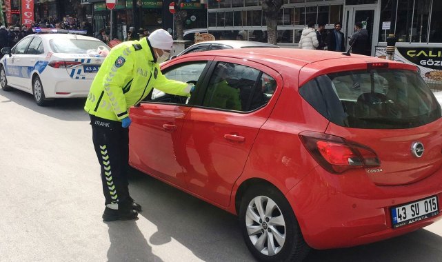 Sürücü ve yolculara emniyet kemeri ve bebek oto koltuğu kullanmanın gerekliliği anlatıldı