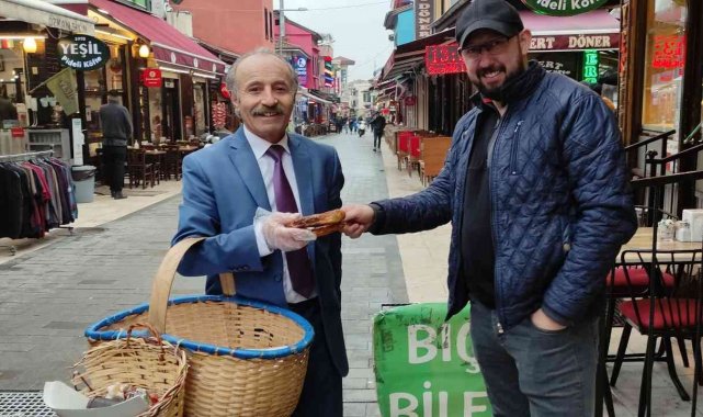 Takım elbiseyle simit satıp iyi para kazanıyor