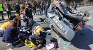 Takla atan araçtaki 4 kişi yaralandı