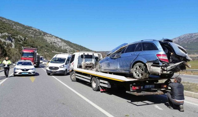 Takla atan araçtaki 4 kişi yaralandı