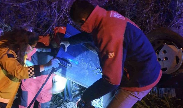 Takla atan otomobil çukura uçtu: 3 yaralı