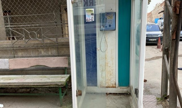 Tarih olan telefon kulübeleri cadde ve sokaklarda hala yer alıyor