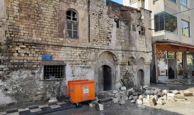Tarihi evin ön cephesi kısmen göçtü