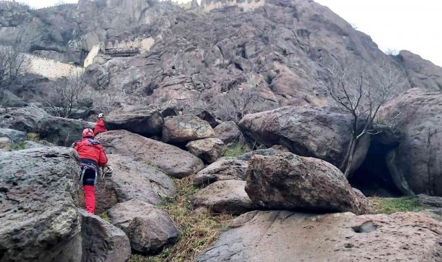 Tarihi kalenin kayalıklarında mahsur kalan keçiler 2 saatte kurtarıldı