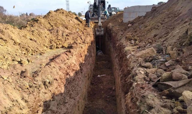 Tarım arazisinden geçen kanalizasyon hattı deplase ediliyor