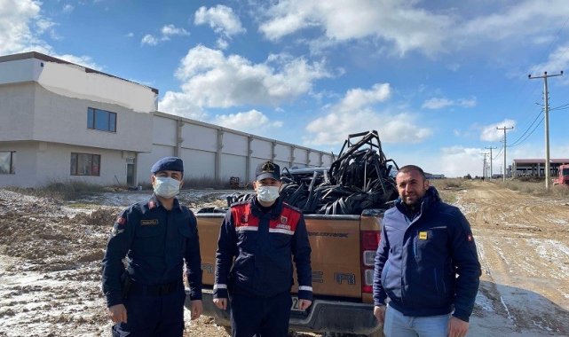 Tarladan çalınan sulama boruları bulunarak sahibine teslim edildi, 3 kişi yakalandı