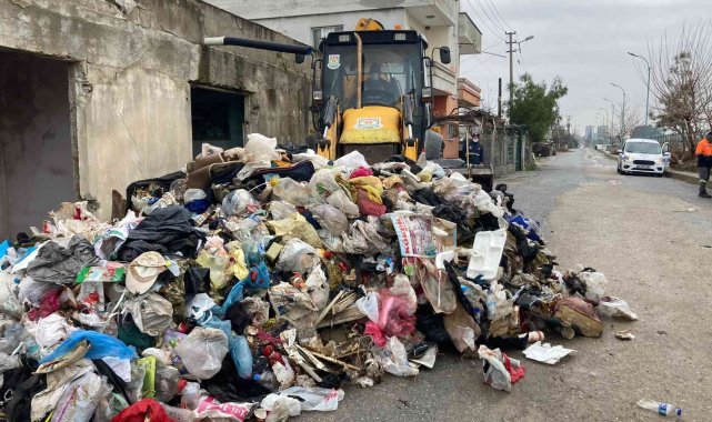 Tarsus'ta bir evden 3 kamyon çöp çıktı