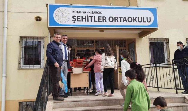 Tatbikata katılan öğrencilere kek ve meyve suyu