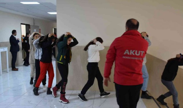 Tatvan Belediyesinden öğrenci ve öğretmenlere deprem çantası