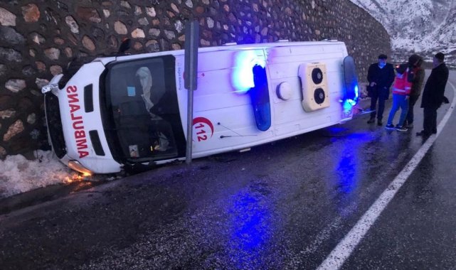 Tatvan'da ambulans devrildi: 2 yaralı