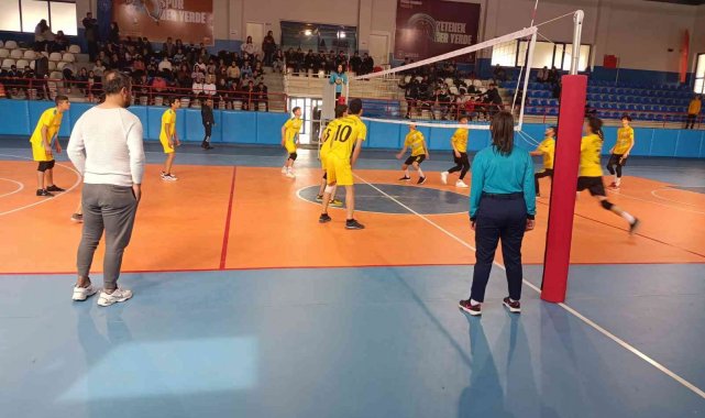 Tatvan&#039;da Okullar Arası Voleybol Turnuvası