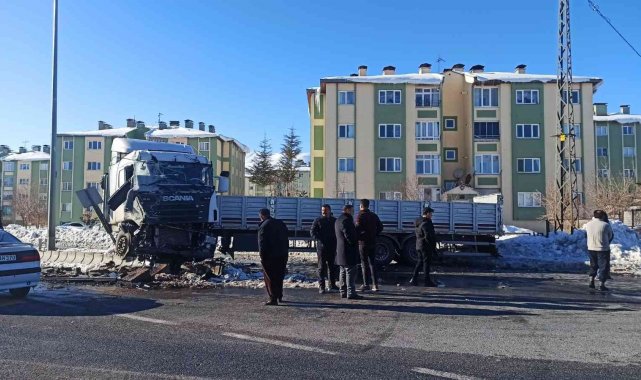 Tatvan'da tırlar çarpıştı: 1 yaralı