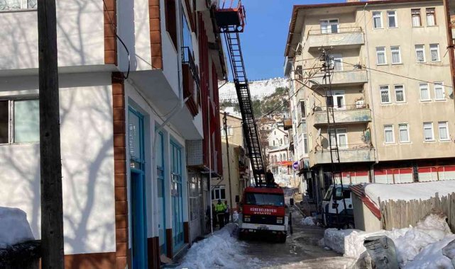 Tehlike oluşturan buz sarkıntılarını itfaiye ekipleri temizledi