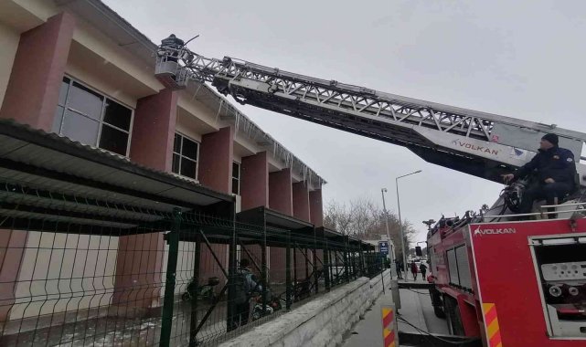 Tehlike saçan buz sarkıtları temizleniyor