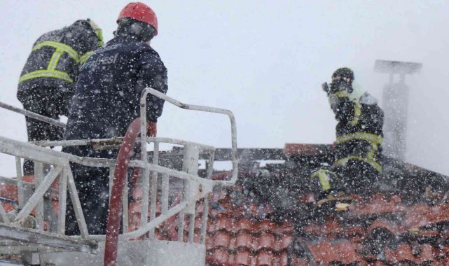 Tek katlı evde çıkan yangın büyümeden söndürüldü